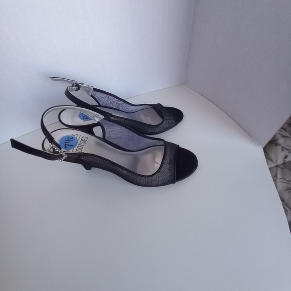 Mootises Tootsie mesh black Lacey slingback7 1/2 NWOT 3 1/2 heel open toe. - Picture 2 of 4